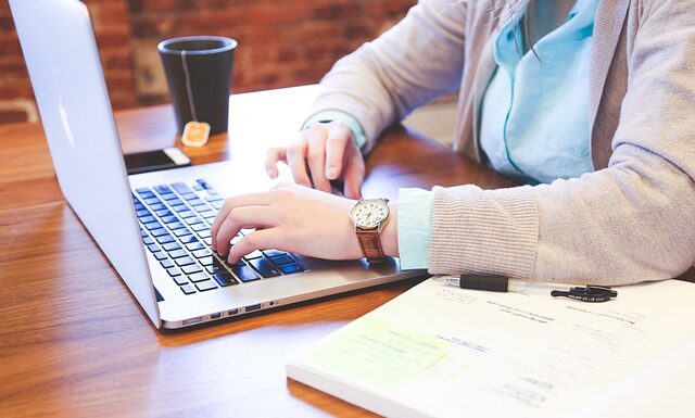 Jakie są przykłady złej komunikacji w sieci?